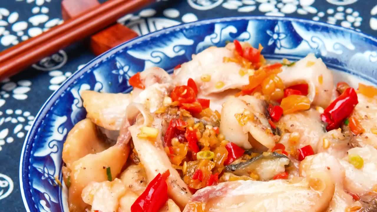 剁椒魚片家常菜品美食4k鏡頭平移視頻素材