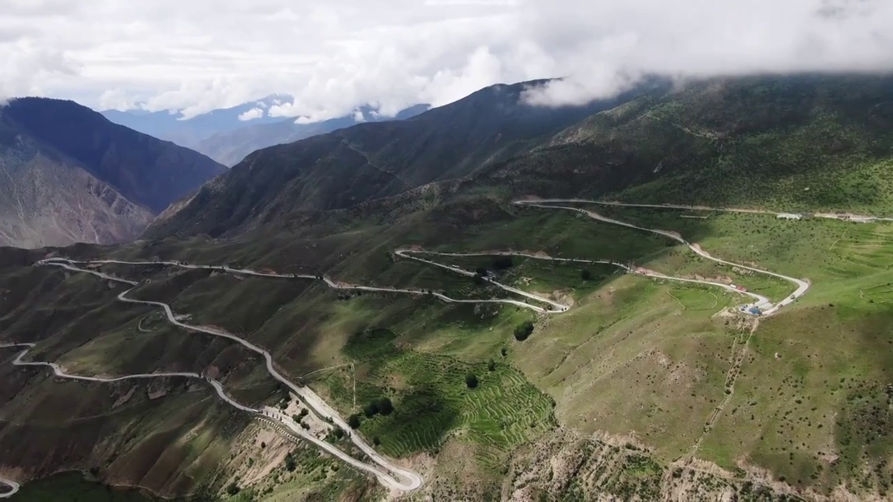 航拍G318川藏公路著名的怒江七十二拐视频下载