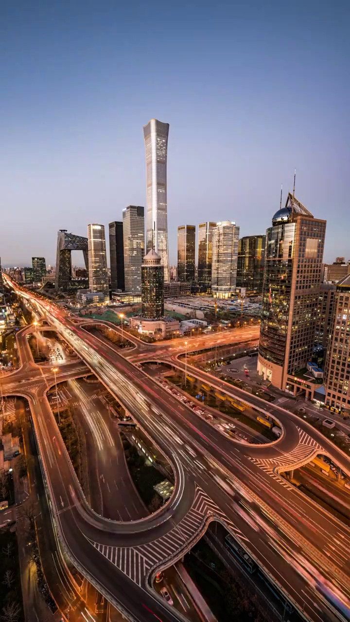 北京国贸桥交通和高楼商务区日转夜延时视频素材