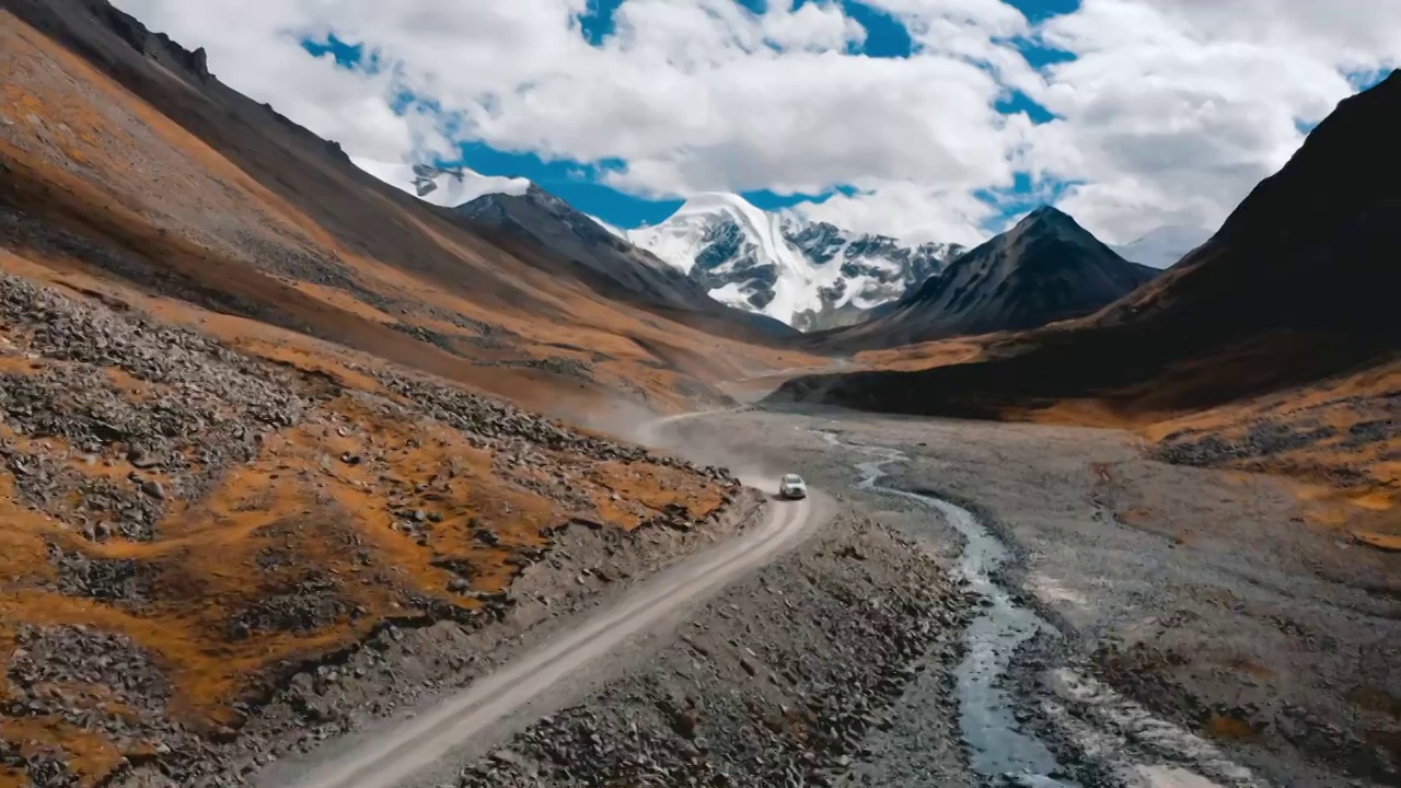 西藏拉薩市當雄縣廓瓊崗日雪山洛堆峰登山滑雪視頻素材