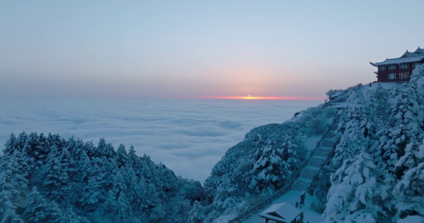 峨眉山金頂日出雪景航拍視頻素材