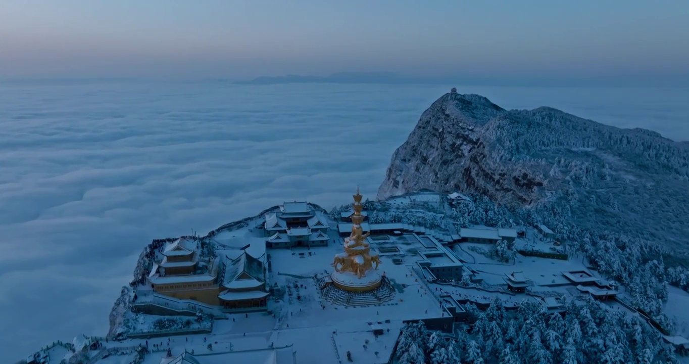 峨眉山金頂日出雪景航拍視頻素材