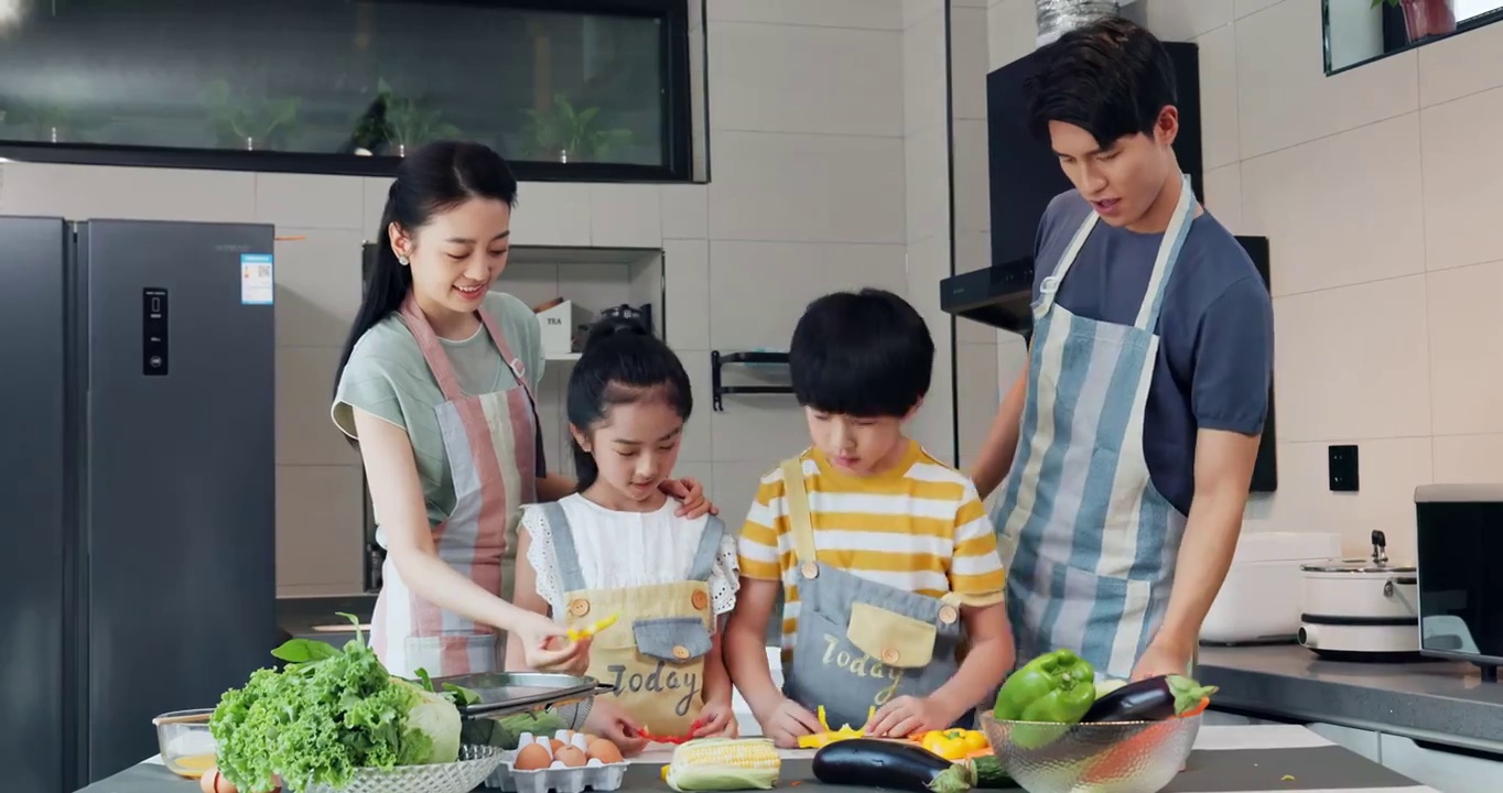 年轻父母教孩子做饭期间搞怪视频下载