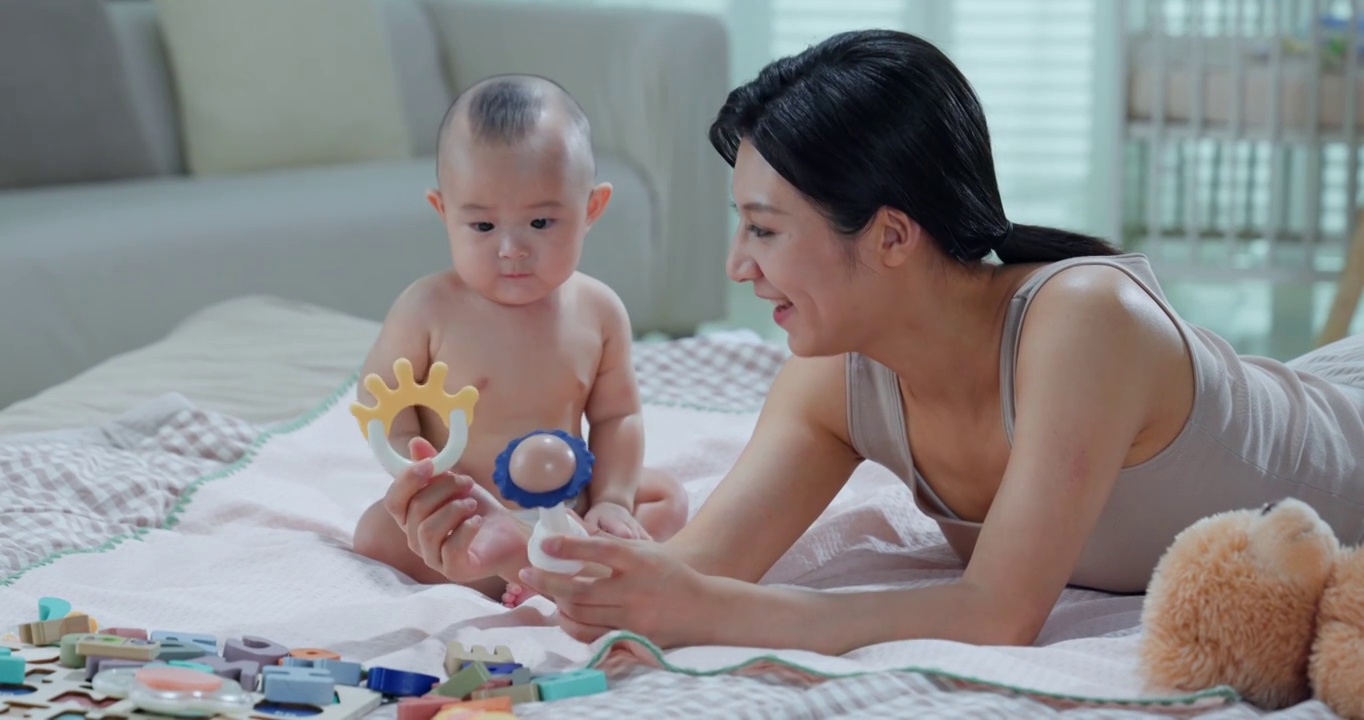 年輕媽媽陪伴寶寶玩耍視頻素材