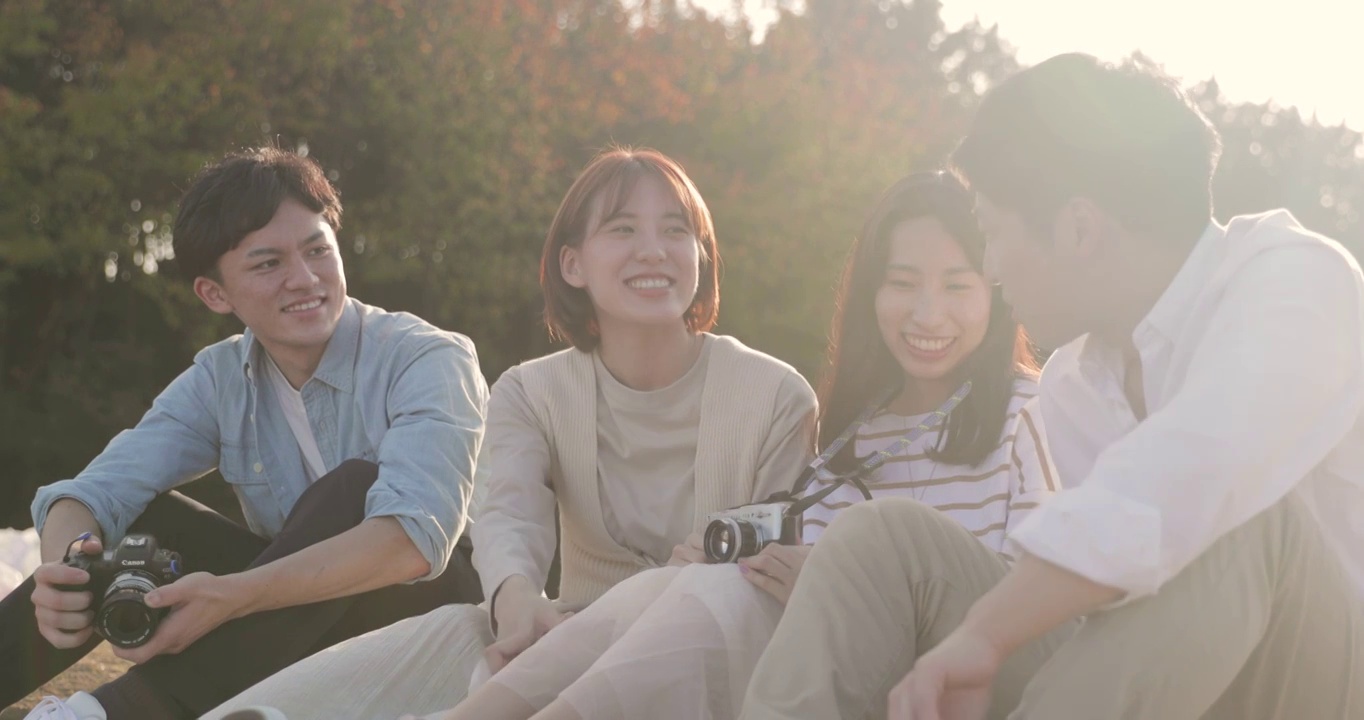 年轻的日本朋友在城市公园享受时光视频下载