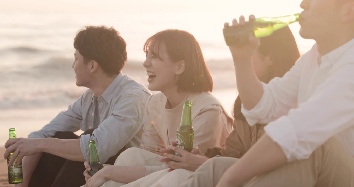 年輕的日本朋友在海灘上欣賞日落視頻素材