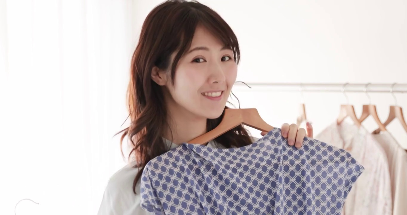 年輕快樂的日本女人在家里試衣服視頻素材