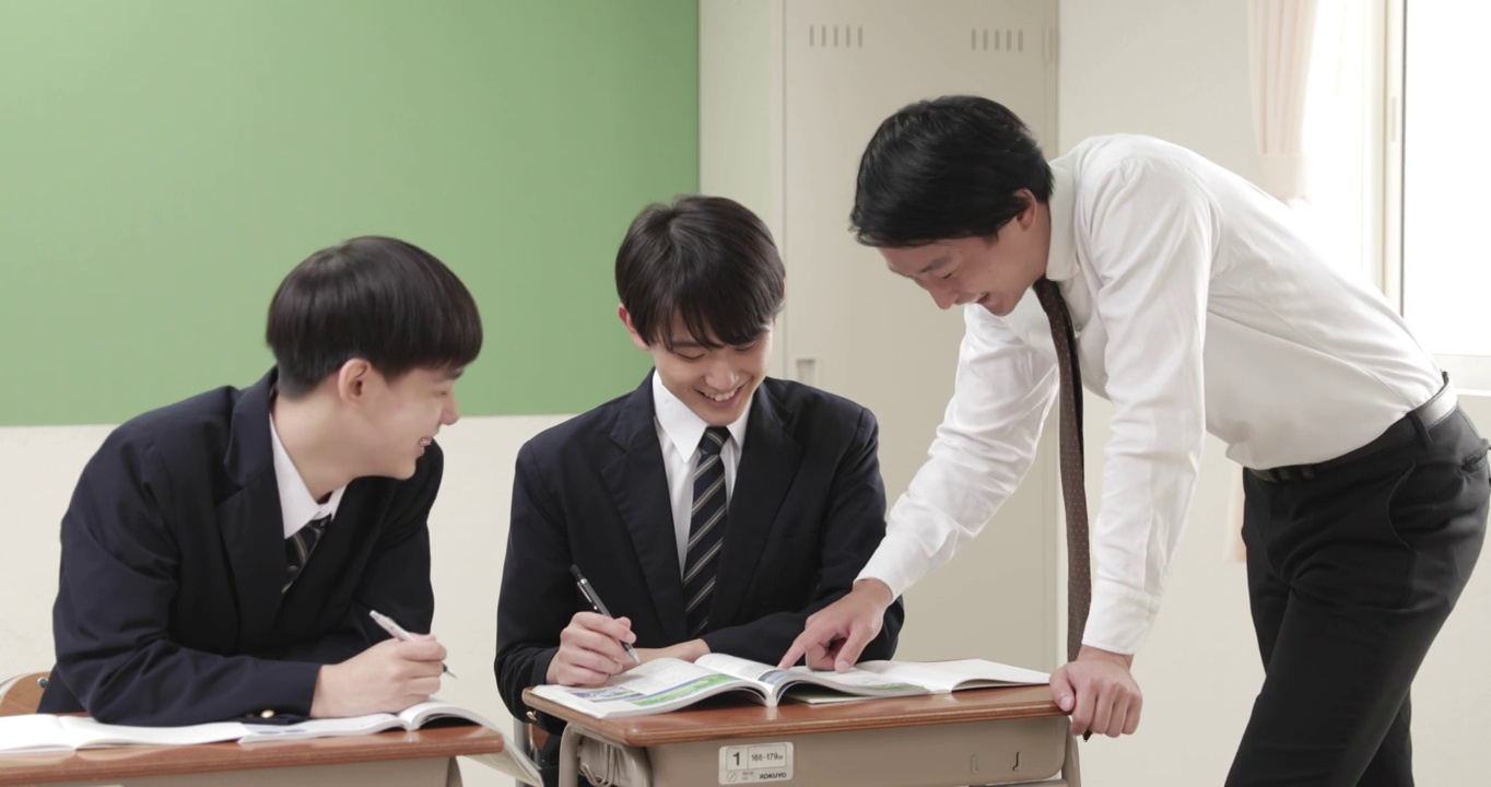 日本初中生在教室里與老師一起學習視頻素材