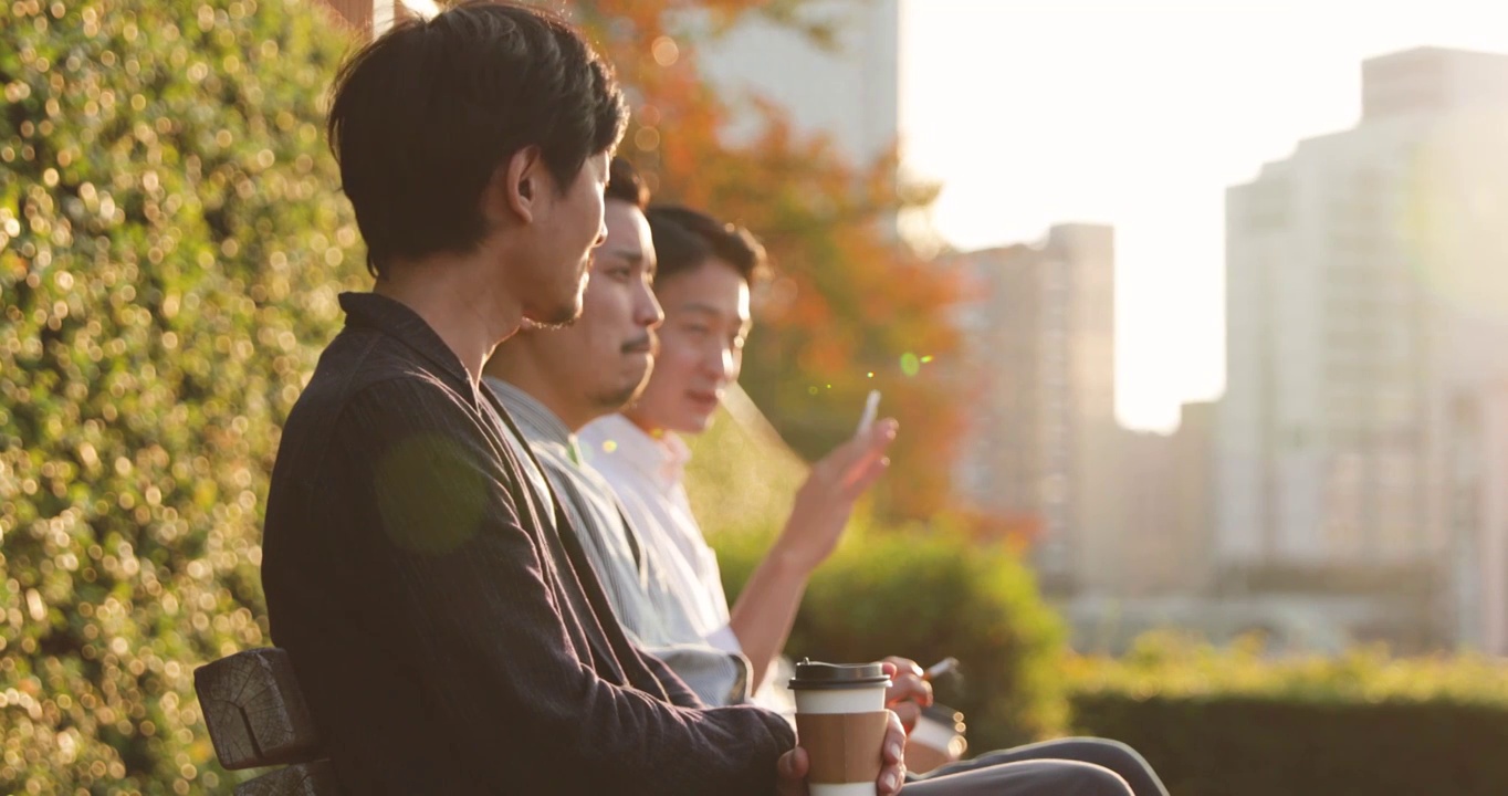 日本男人吸煙視頻素材