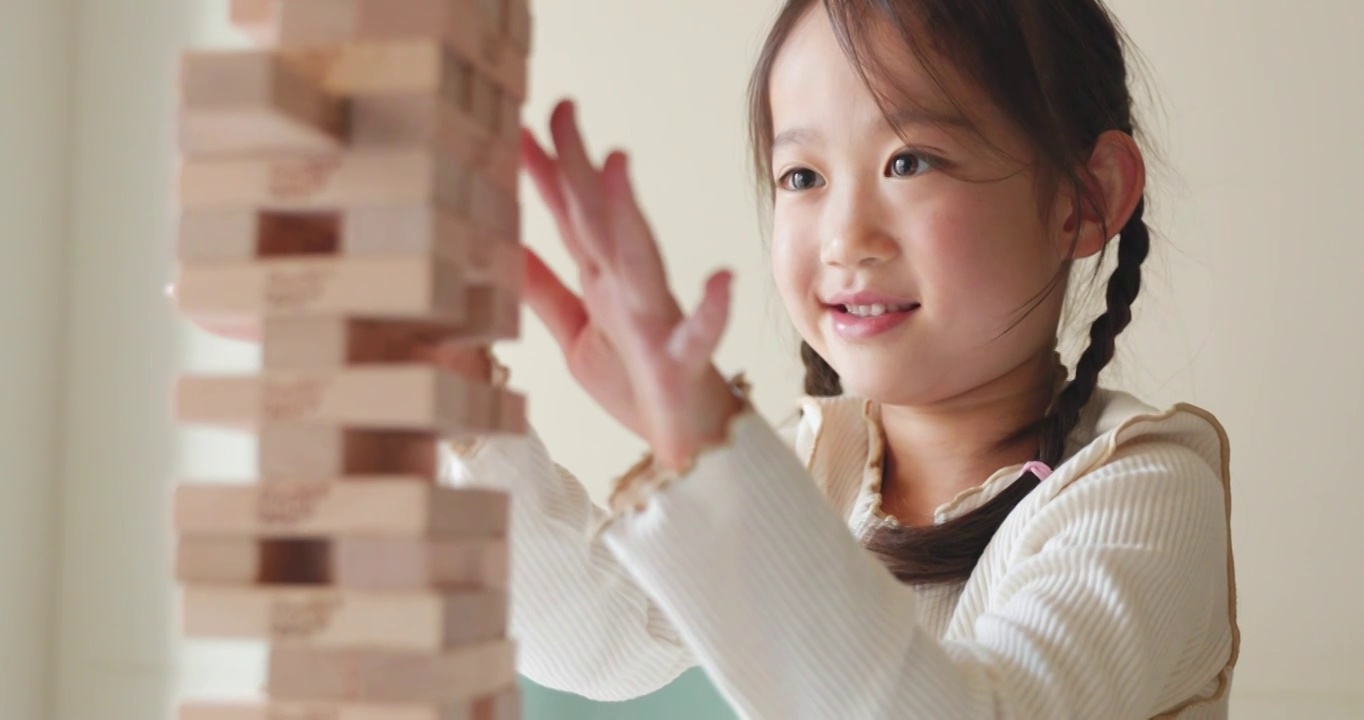 玩玩具的日本女孩視頻素材