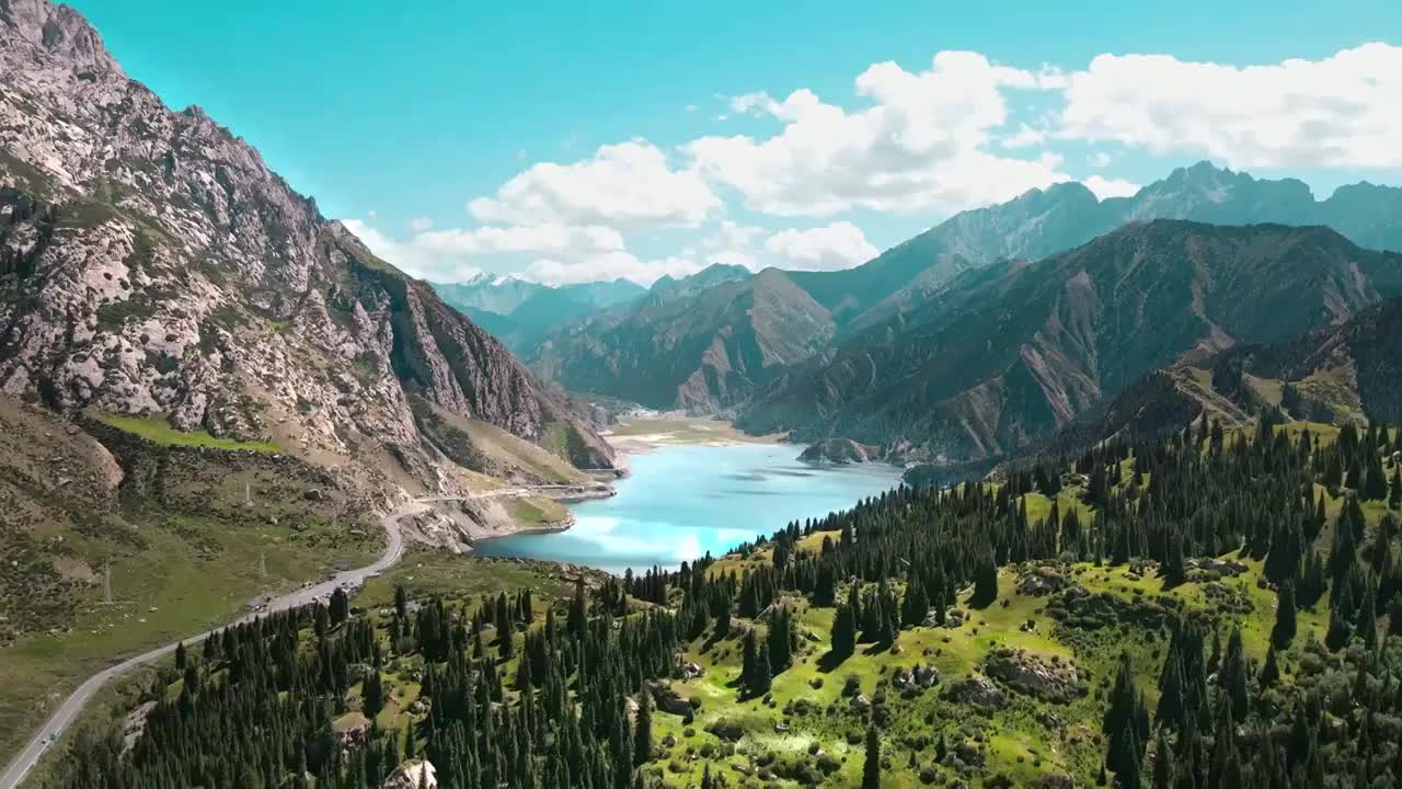 新疆阿克蘇庫車獨庫公路大龍池視頻素材