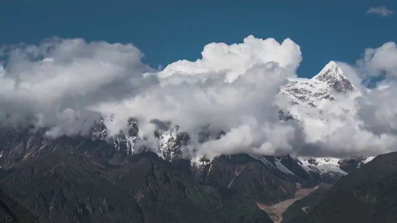 西藏林芝南迦巴瓦峰云霧日落視頻素材