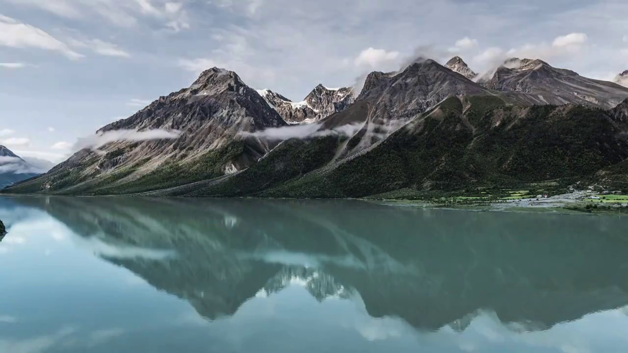 然烏湖的云霧 西藏八宿雪湖的清晨視頻素材