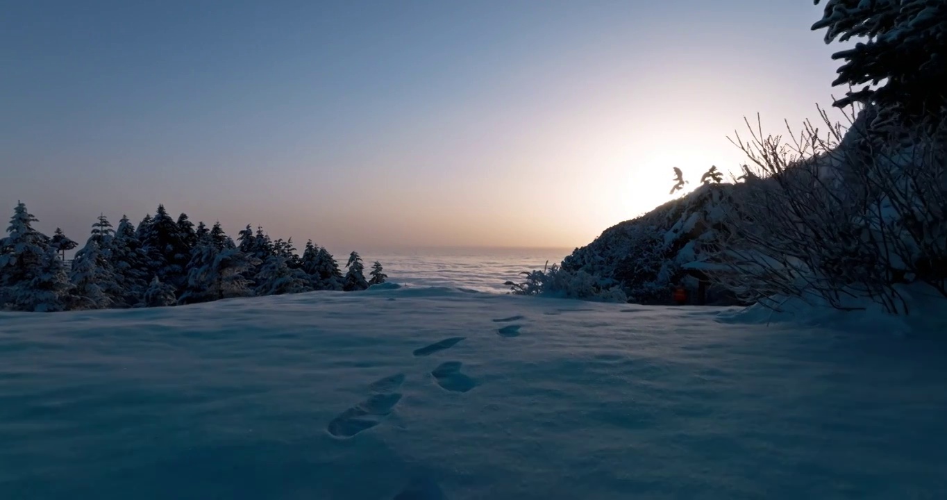 峨眉山金頂日出航拍雪景視頻素材