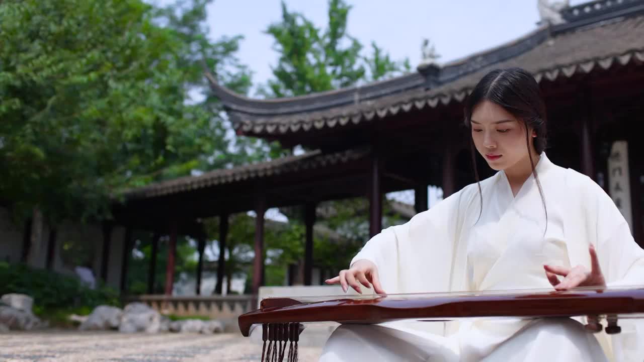一個漢服美女在中式園林中彈古琴集錦（選編）視頻購買