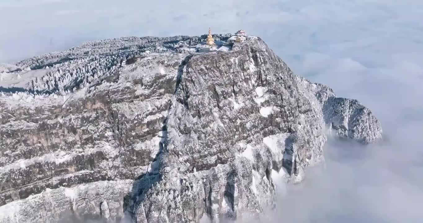 航拍冬天的峨眉山金頂雪景視頻素材