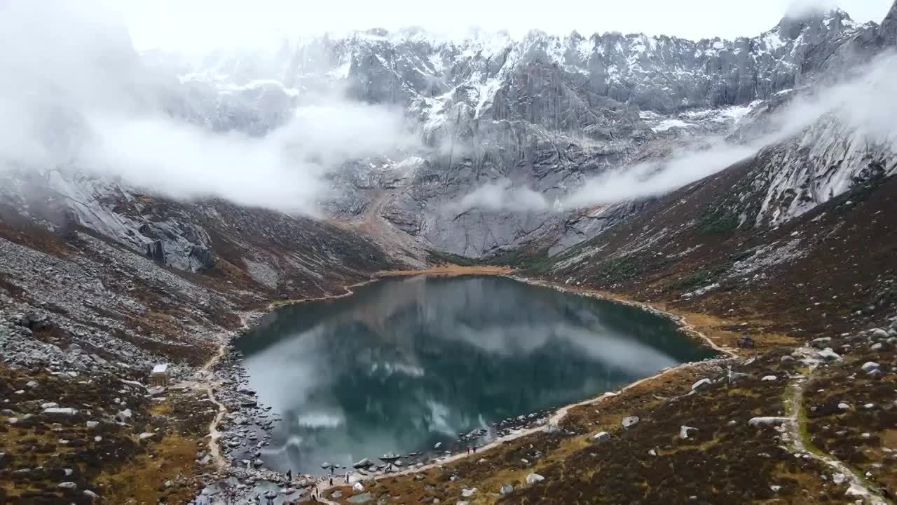 四川阿壩蓮寶葉則雪山湖泊視頻素材