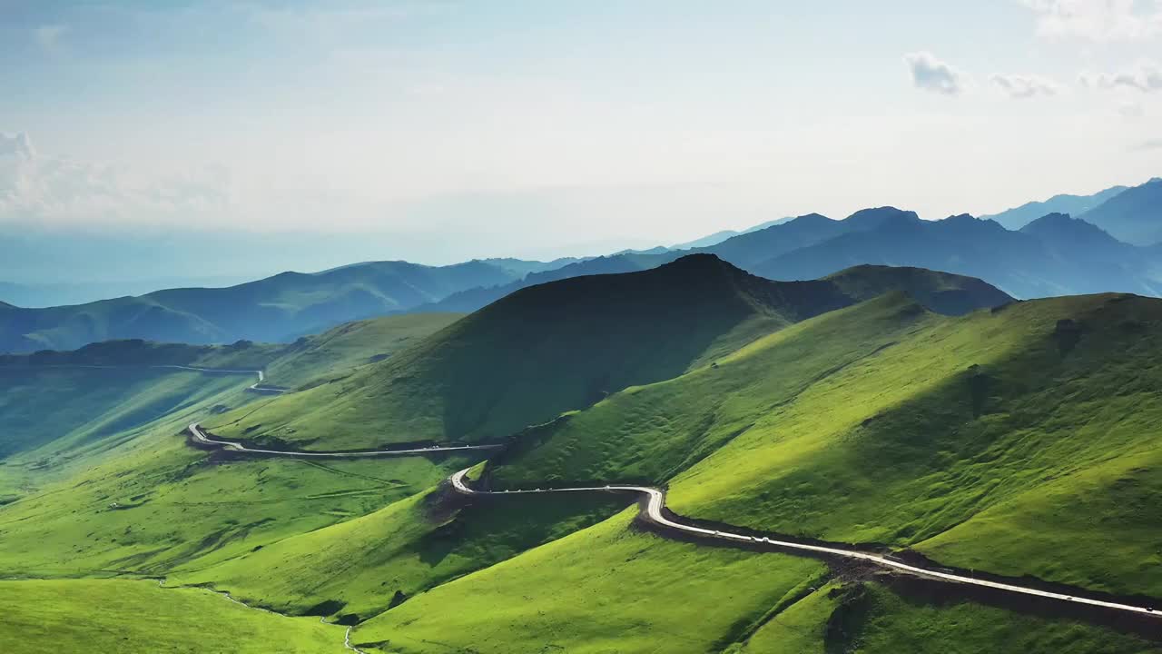 航拍新疆草原  高山草原 綠色草原 新疆旅游 獨庫公路視頻素材