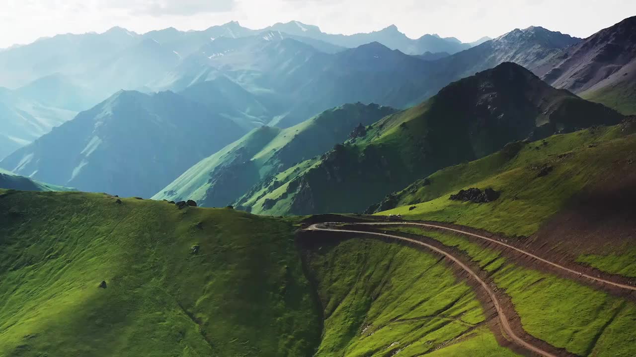 航拍新疆草原  高山草原 綠色草原 新疆旅游視頻素材