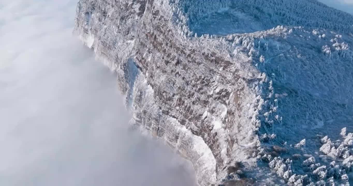 航拍峨眉山萬佛頂冬季雪景自然風光視頻素材