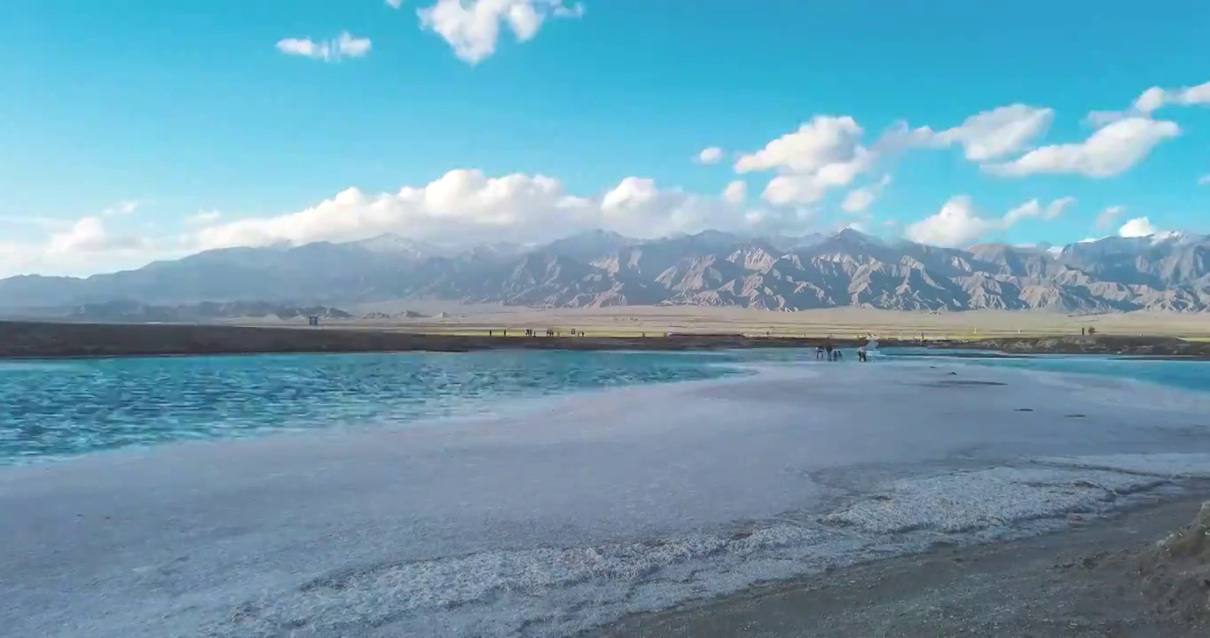 青海省海西蒙古族藏族自治州大柴旦翡翠湖夏季戶外延時攝影視頻素材