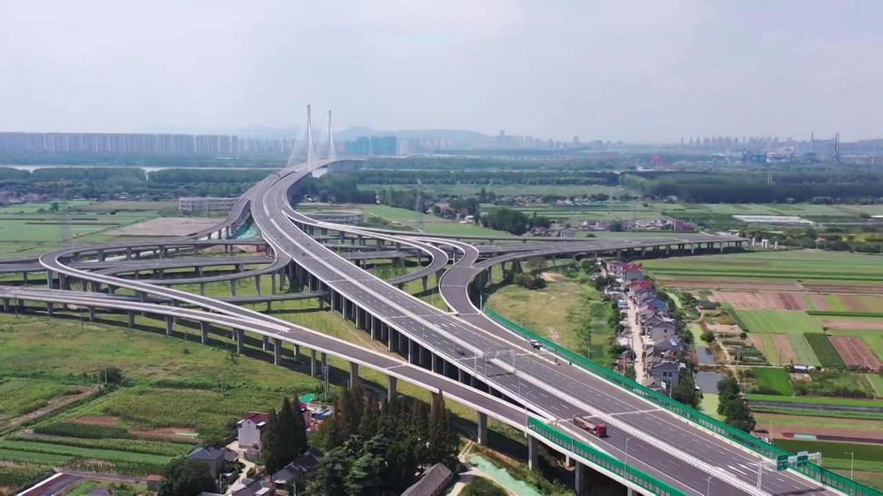 江苏南京八卦洲上乡村旁的立交桥视频素材