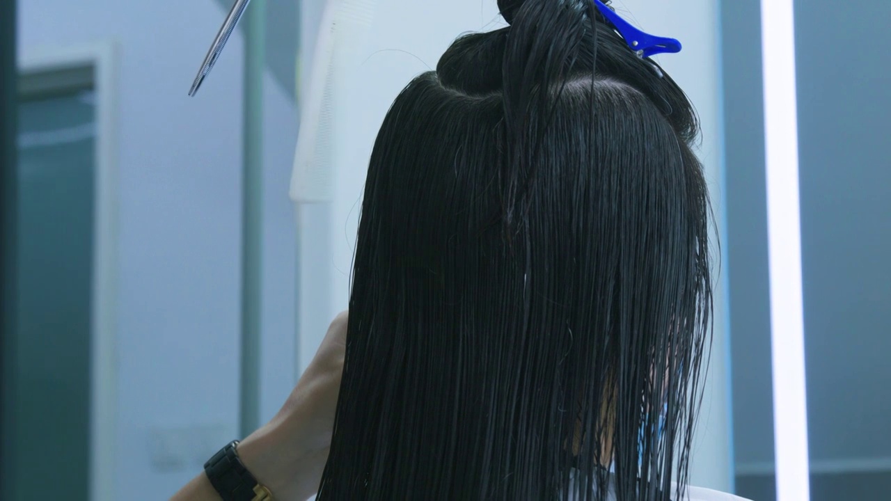 中国女性在理发店修剪头发视频下载