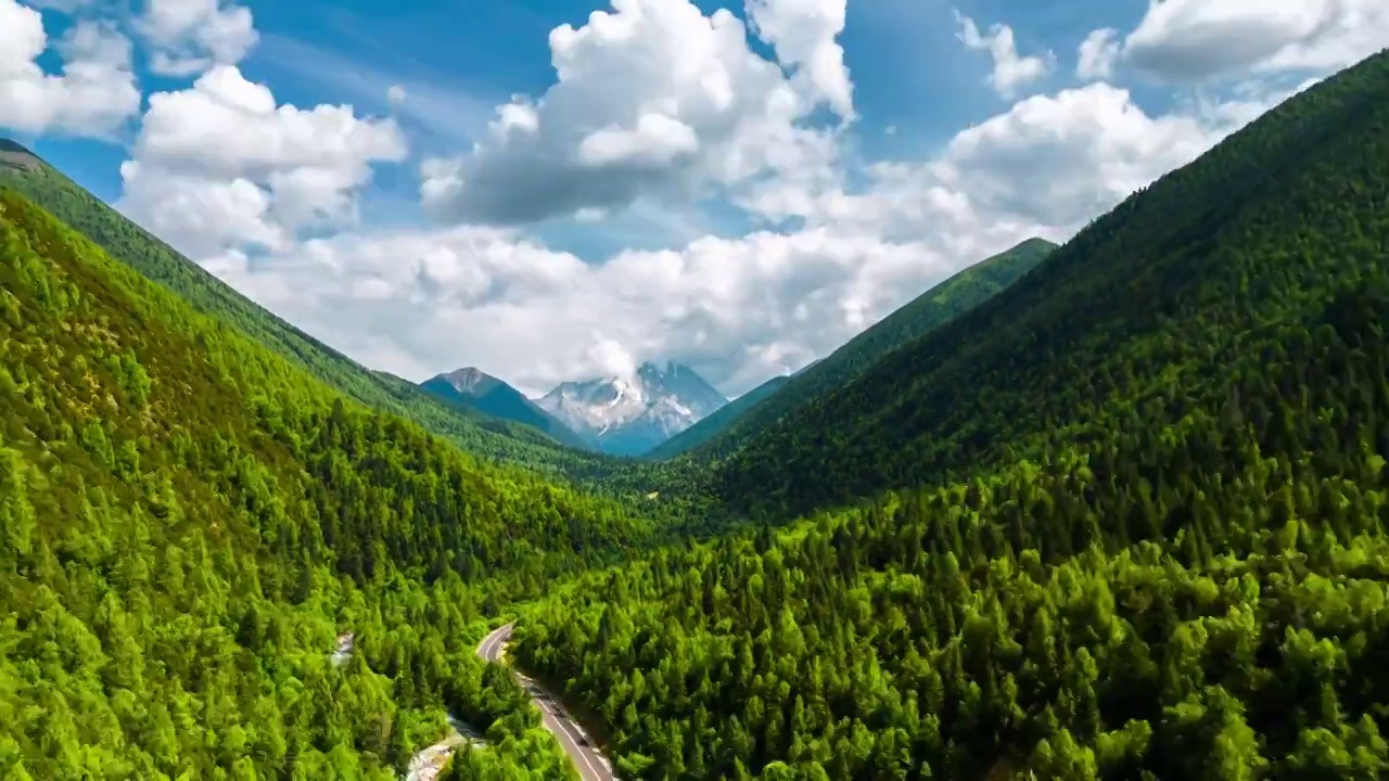 4K航拍延時雅拉雪山峽谷高原藍天白云綠樹風景視頻素材