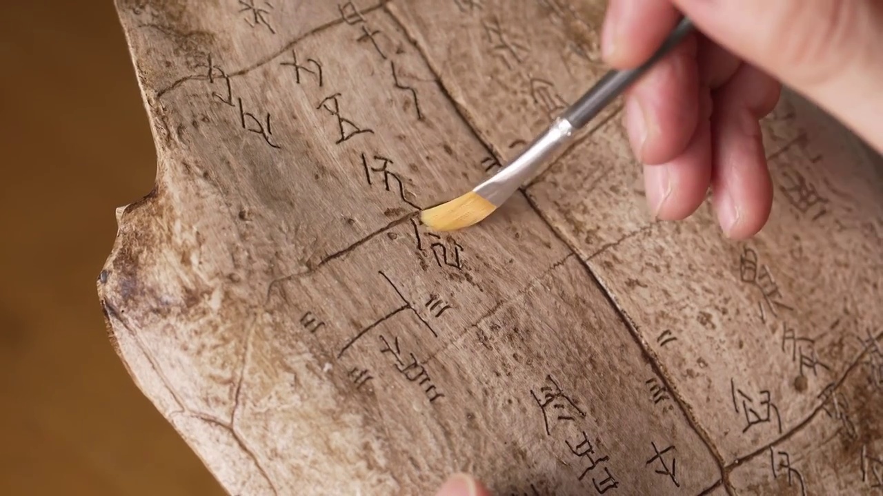 考古人手拿刷子輕掃甲骨文遠古文化考古研究視頻素材