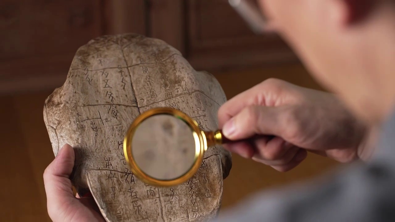 考古人手拿放大鏡甲骨文遠古文化考古研究視頻素材