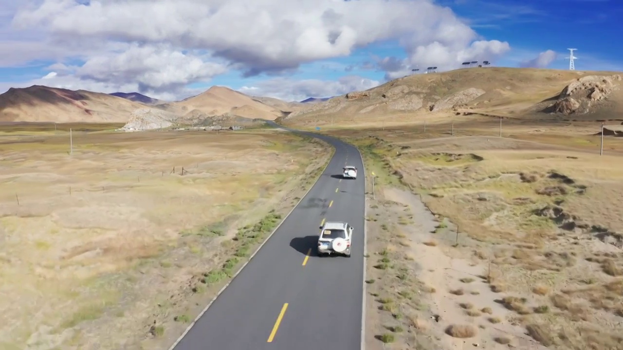 航拍汽车行驶在西藏219国道上视频素材