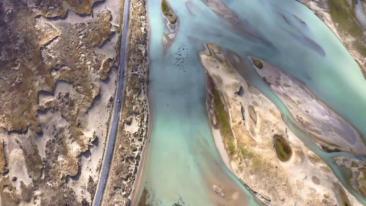 航拍雅鲁藏布江上游湿地及旁边公路视频素材