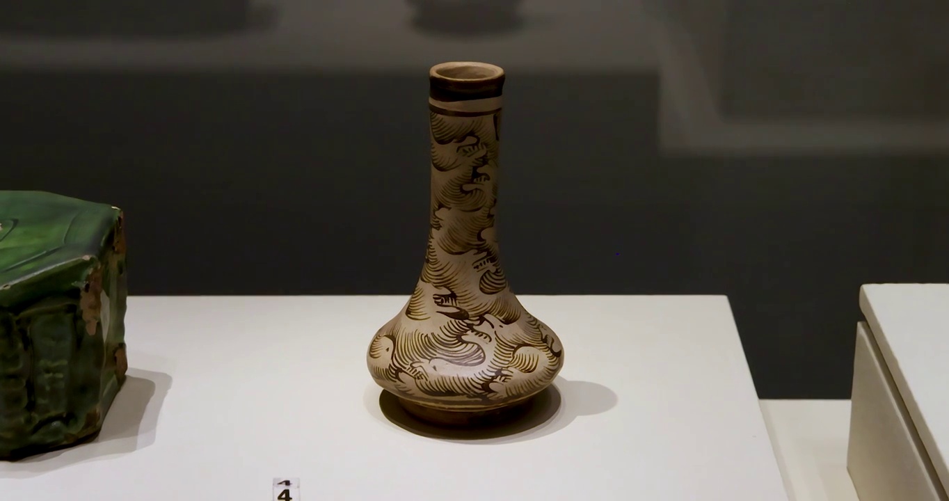 元代吉州窑陶瓷文物：釉下彩绘水波纹瓶视频素材
