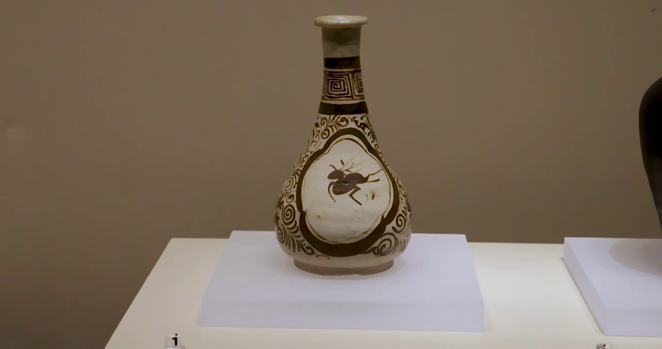 南宋吉州窑陶瓷文物：釉下彩绘跃鹿牡丹纹瓶视频素材