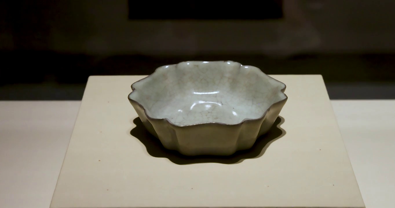 南宋官窑瓷器文物： 青釉葵花式洗视频素材