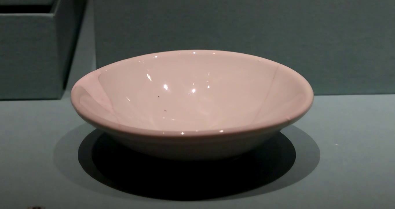 五代定窑陶瓷文物：白釉唇口碗视频素材