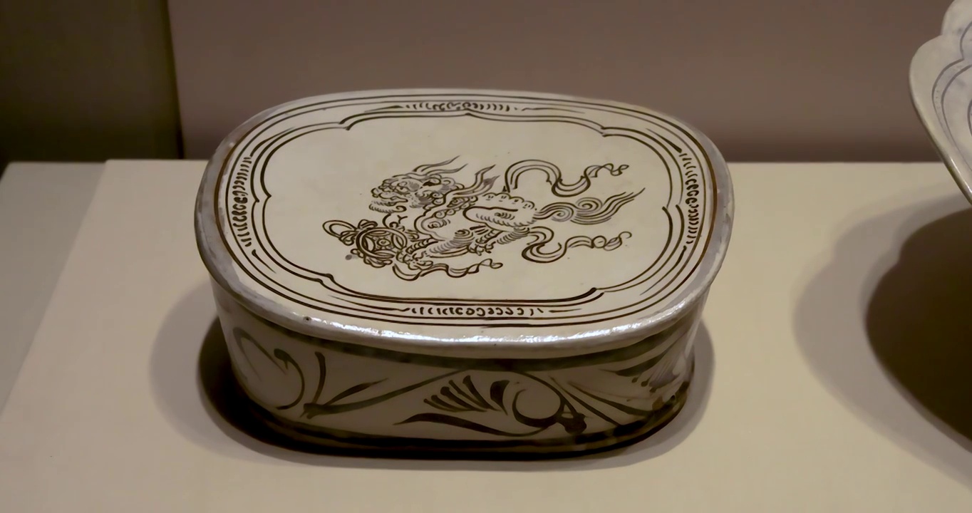 金代磁州窑瓷器文物：白地黑花狮纹枕视频素材