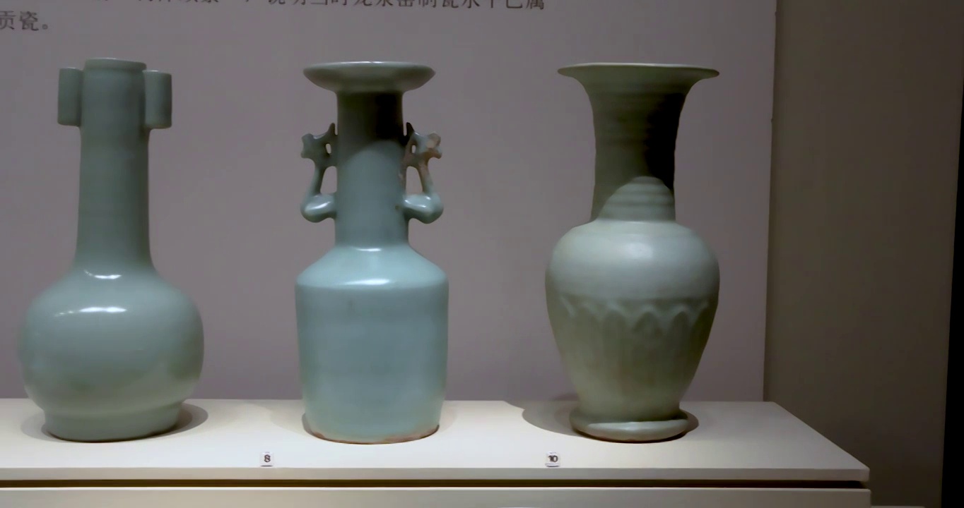 宋朝文物：龙泉窑陶瓷瓶视频素材