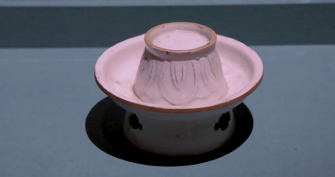 辽代龙泉务窑瓷器文物：白釉盏灯视频素材