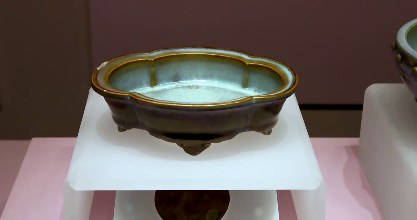 北宋钧窑瓷器文物：天蓝釉海棠式花盆托视频素材