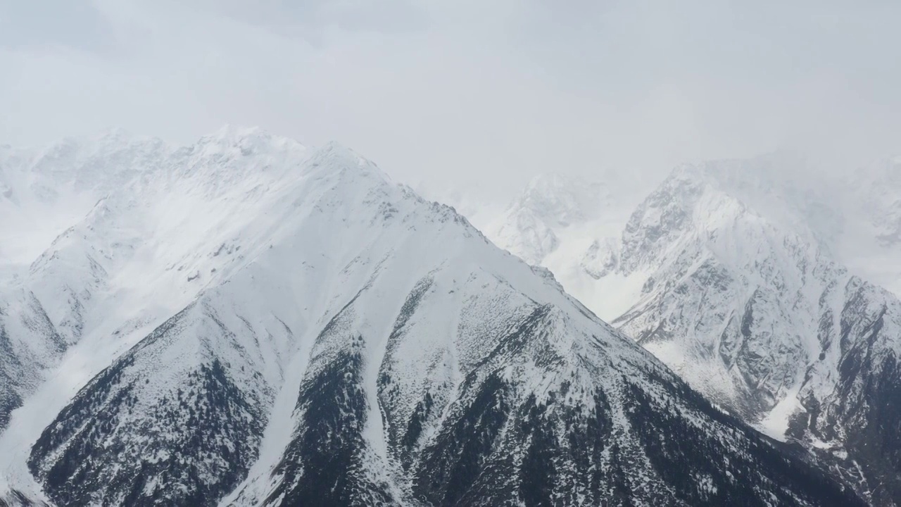 航拍西藏冬天的帕隆藏布江边雪山雪景视频下载