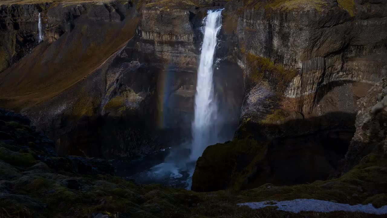 冰岛峡谷中的瀑布视频素材