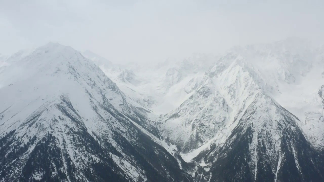 航拍冬天的帕隆藏布江雪景视频下载
