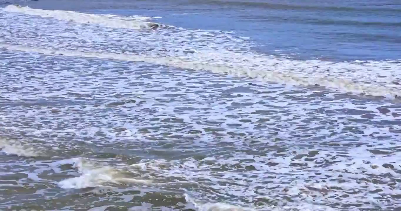中国舟山岛海边滚动的海浪视频素材