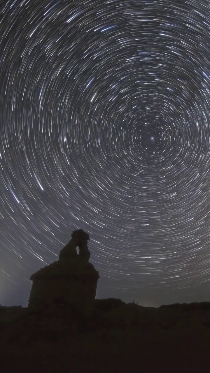 星空延时：额济纳绿城遗址之星轨与英仙座流星雨视频素材