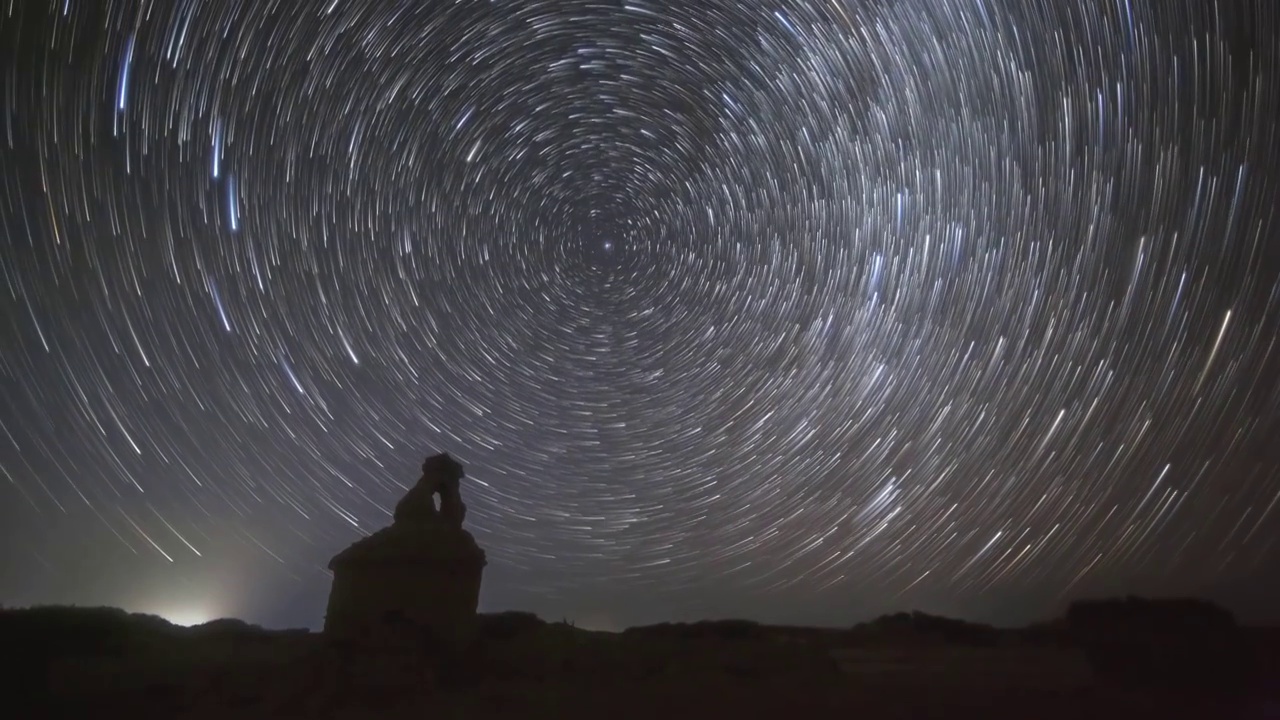 星空延时：额济纳绿城遗址之星轨与英仙座流星雨视频素材