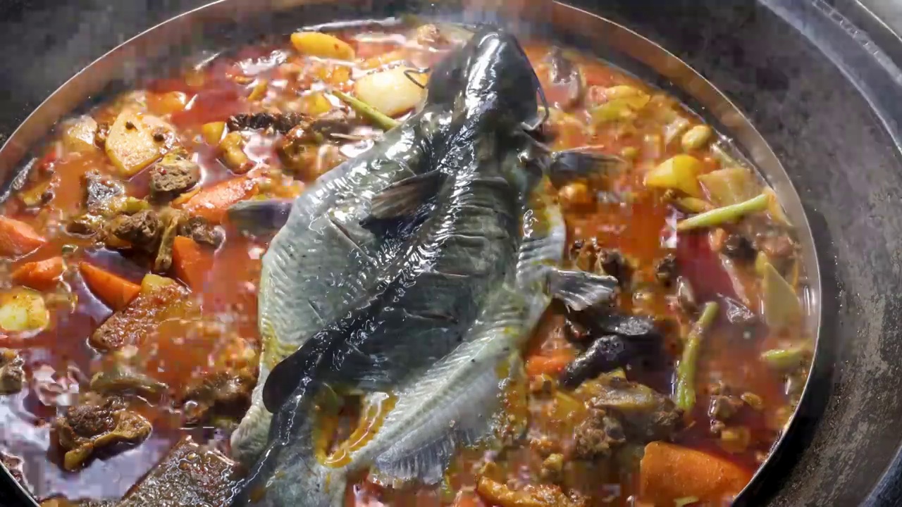 柴火铁锅炖鱼视频素材