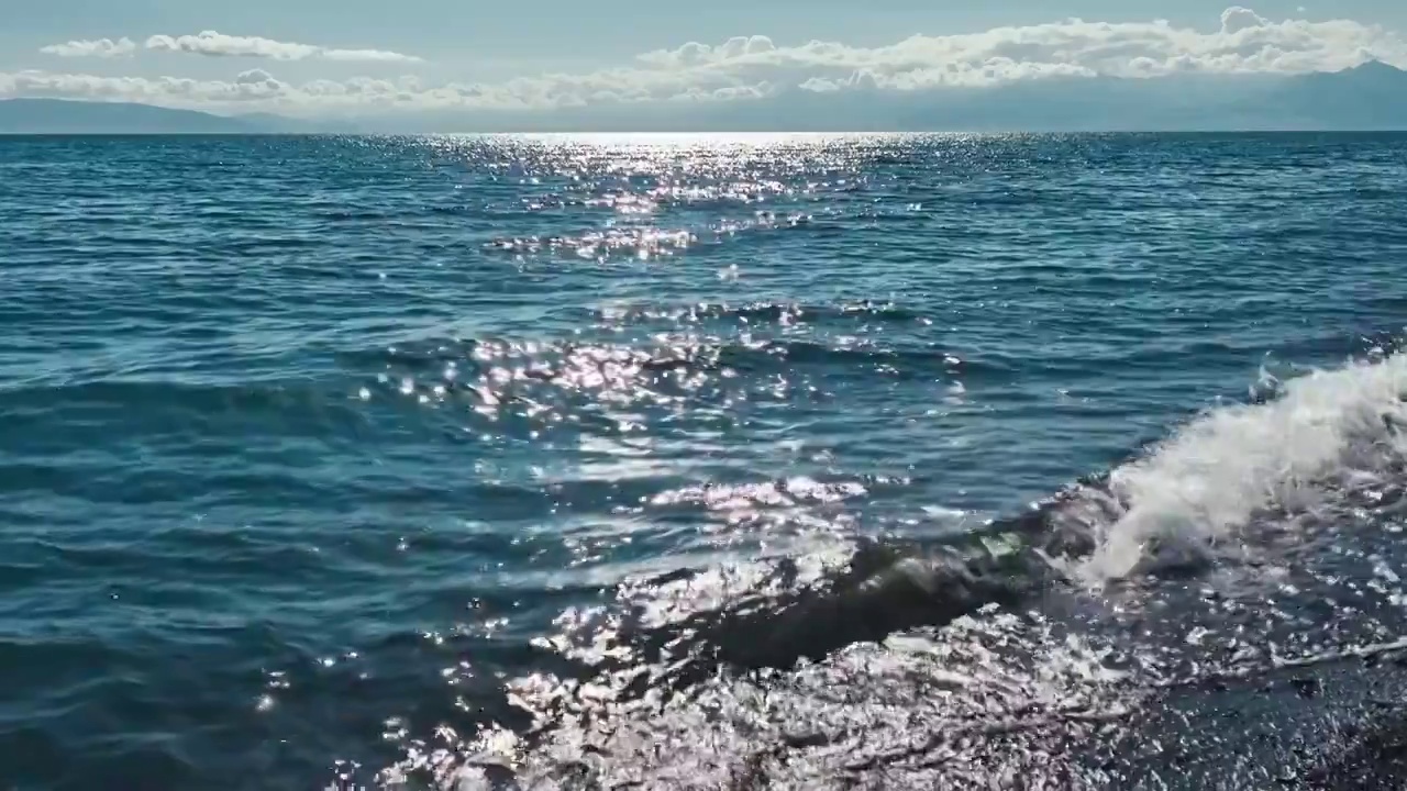 波光粼粼的水面视频素材
