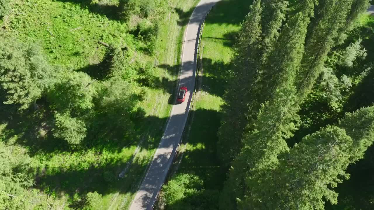 自驾游草原森林汽车航拍视频素材
