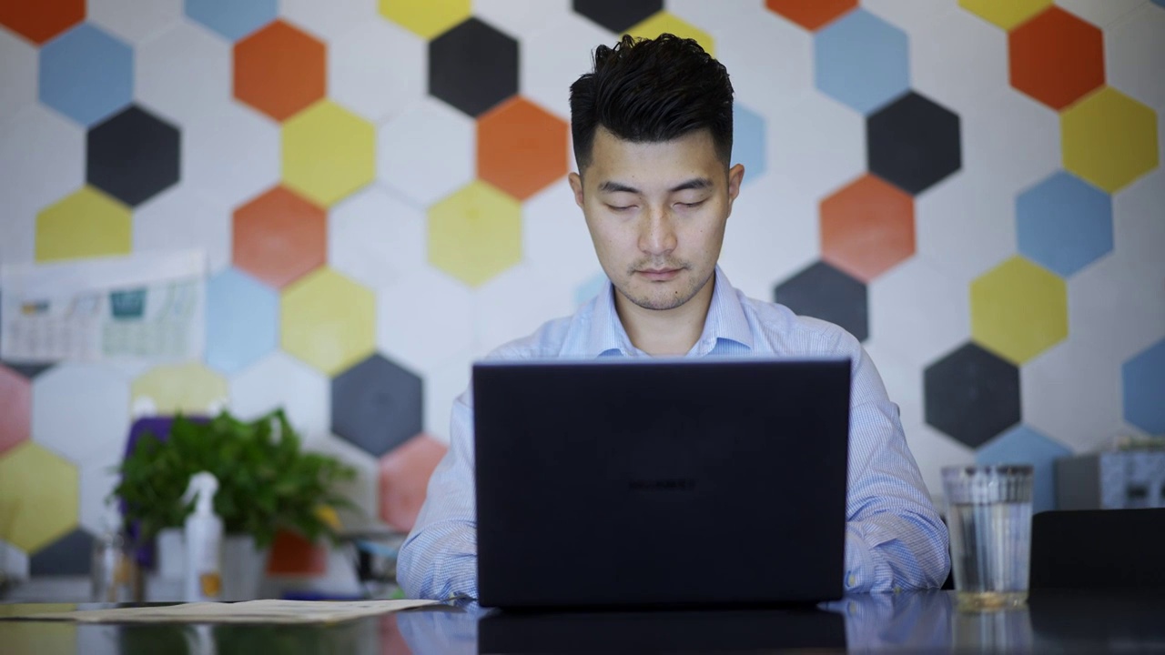 职业男性白领在办公室笔记本电脑上工作视频下载